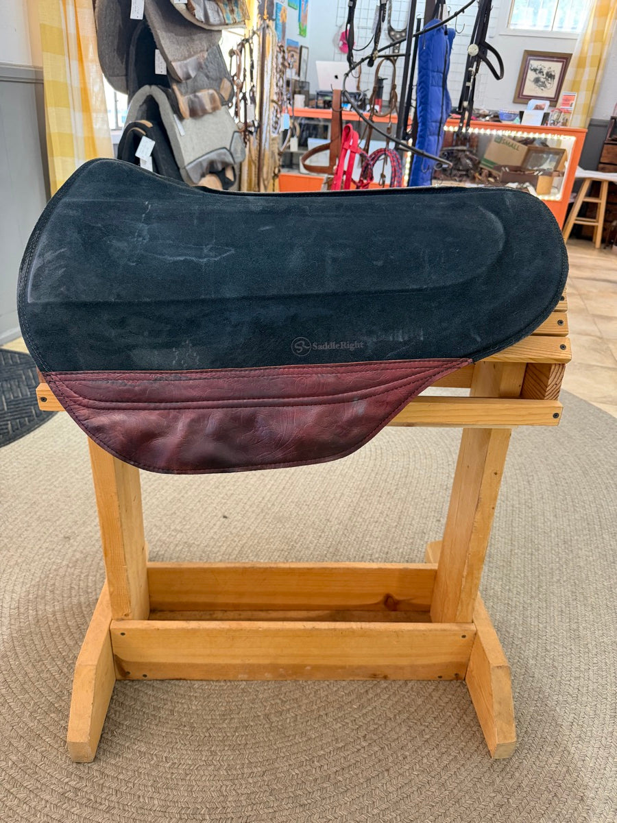 28 in SaddleRight Round Barrel Saddle Pad with Legacy Upgrade     SP1153